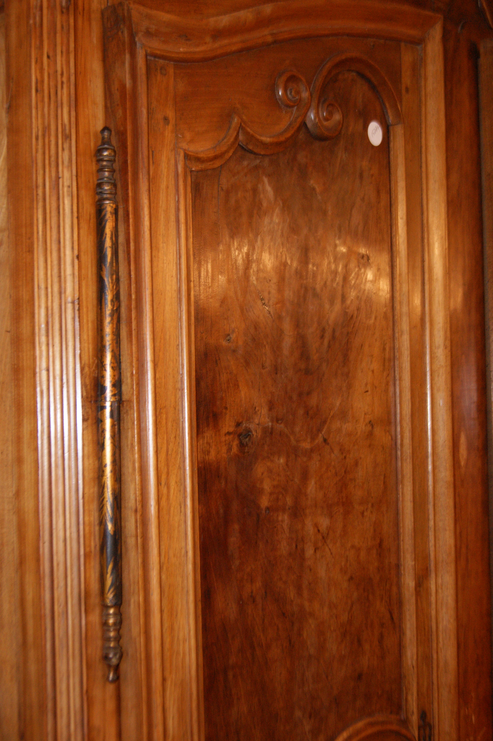 Bellissimo armadio francese del 1700 in legno di noce stile Provenzale