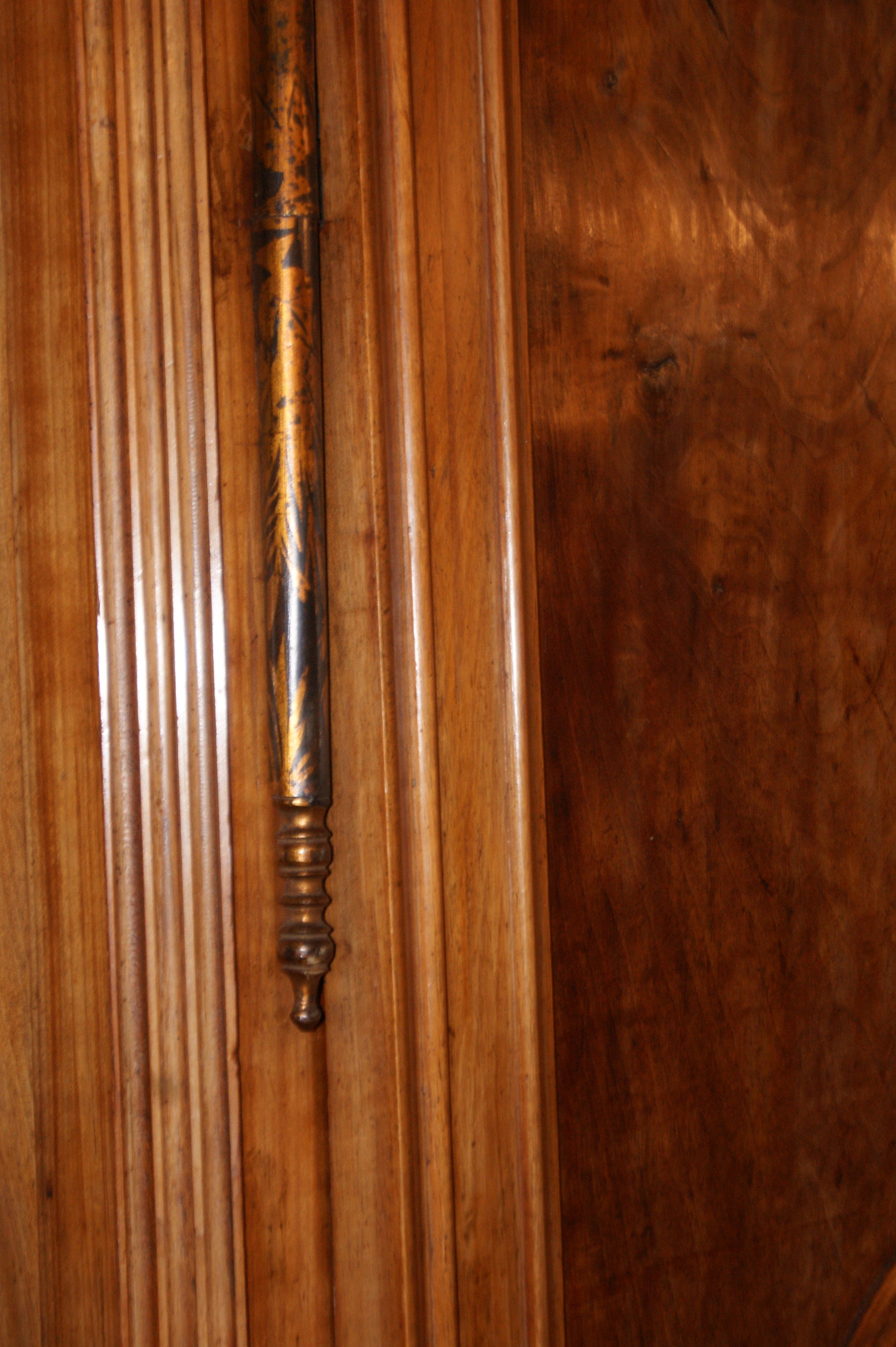 Bellissimo armadio francese del 1700 in legno di noce stile Provenzale