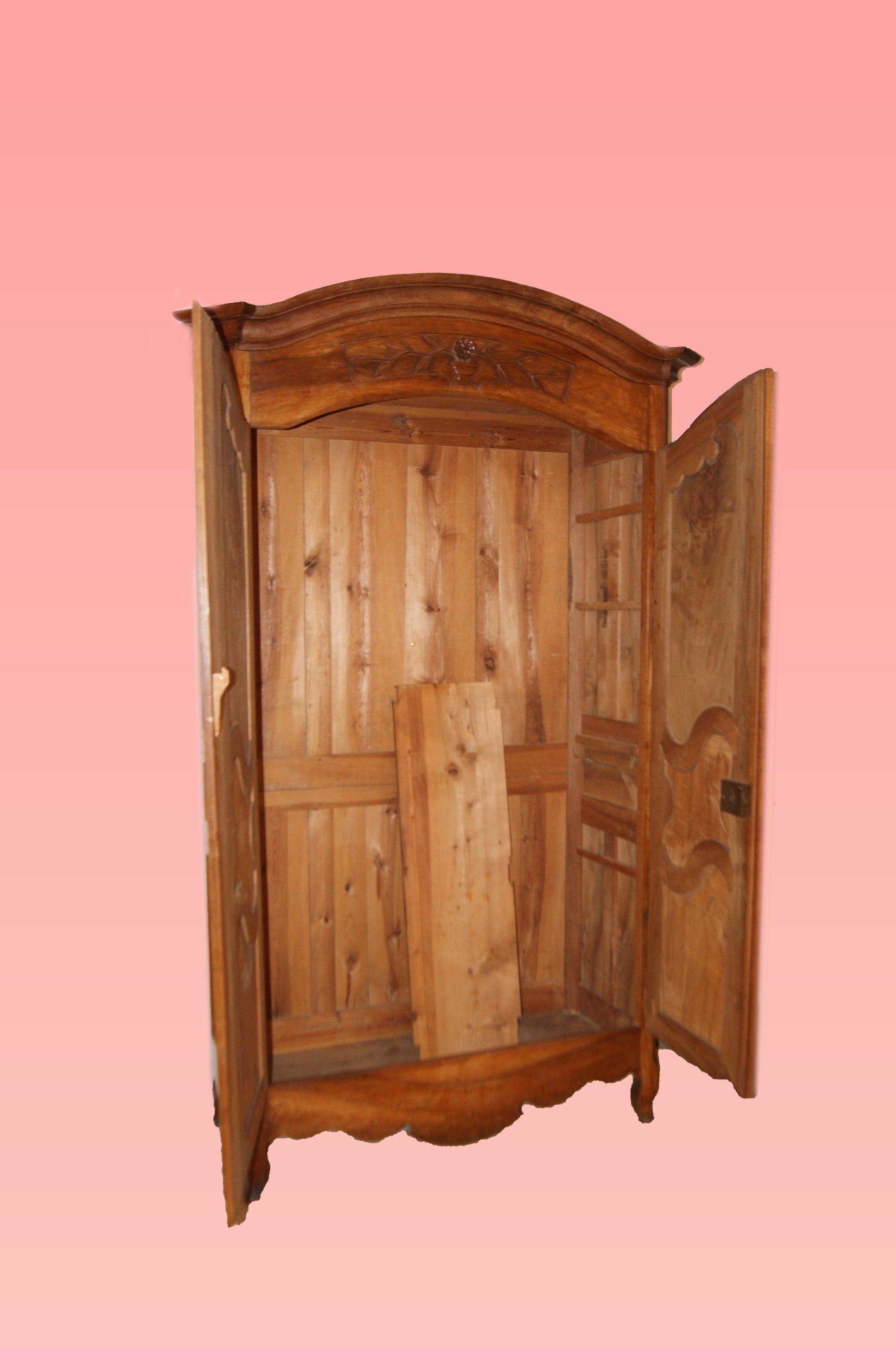 Bellissimo armadio francese del 1700 in legno di noce stile Provenzale